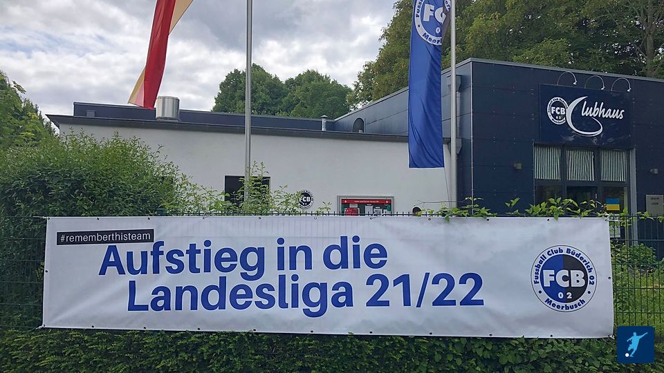 Der FC Büderich feiert die Bezirksliga-Meisterschaft und den Aufstieg in die Landesliga. Foto: FCB