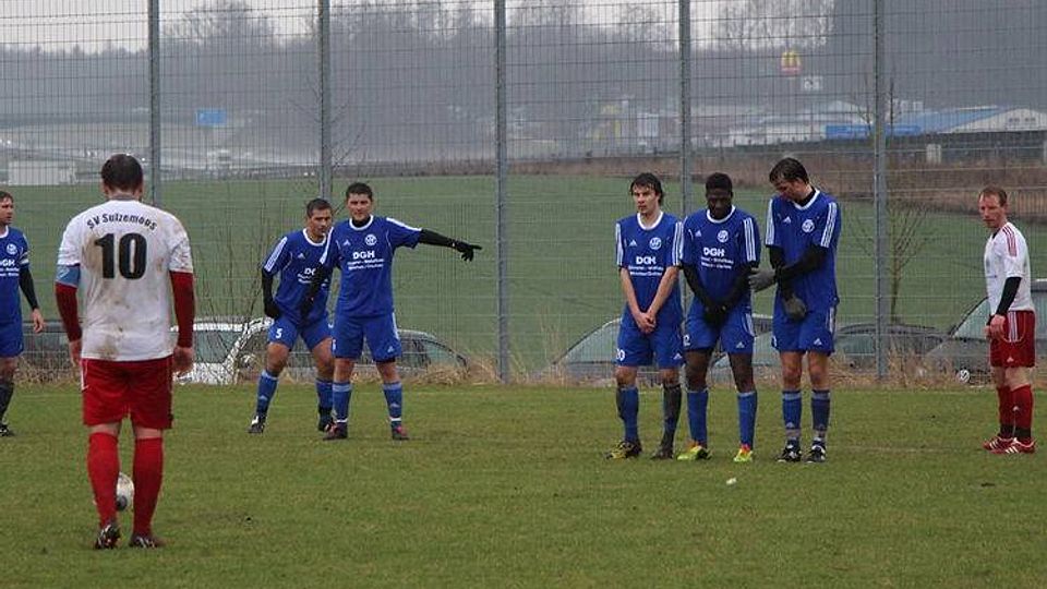 Die SpVgg Feldmoching (blau) gewann beim SV Sulzem
