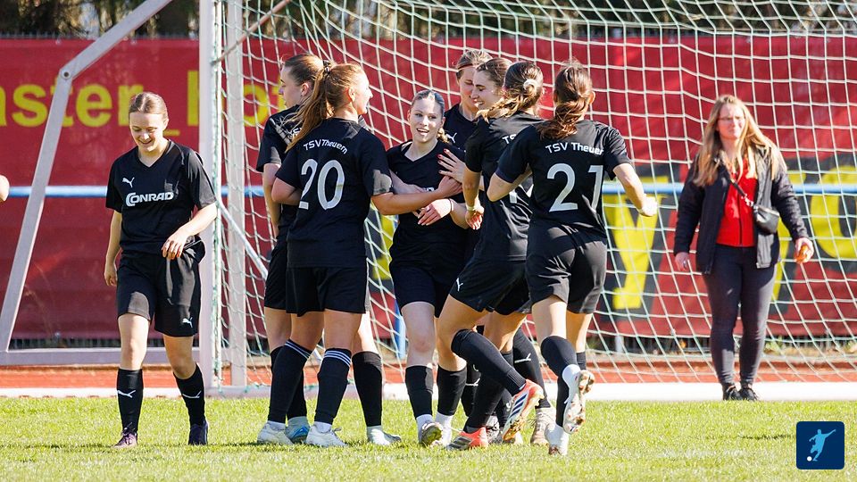 Jubel bei Theuerns Mannschaft um Torschützin Magdalena Milewski (Bildmitte).