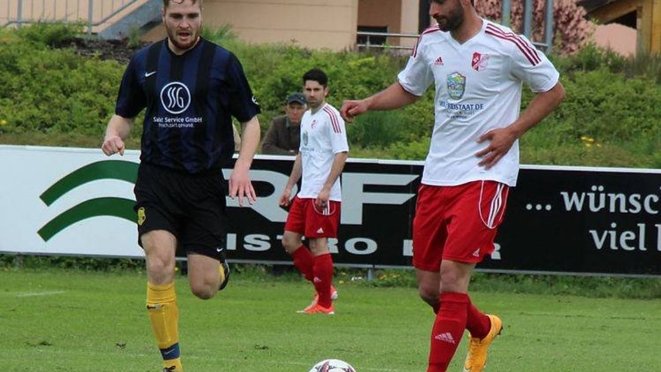 Der SV Sulzemoos (weiß) verlor beim FC Moosinning