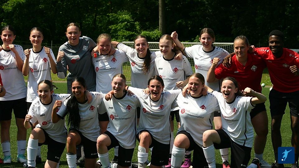 1.FC Viersen feiert mit seinen B-Juniorinnen die Meisterschaft. Fotos: Verein