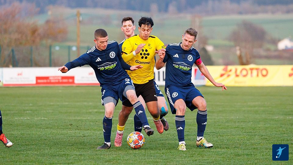 Luca Sangiorgio (m.) gegen Ferdinant Simacek (l.) und Benedikt Schwinger (r.).