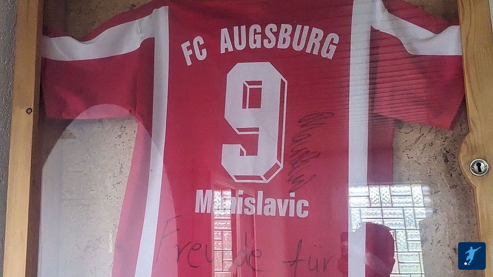 Manis Trikot hängt im Clubhaus der Gastgeber.