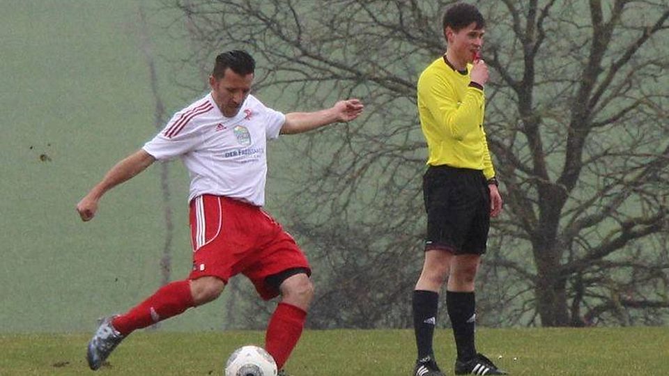 Die SpVgg Feldmoching (blau) gewann beim SV Sulzem