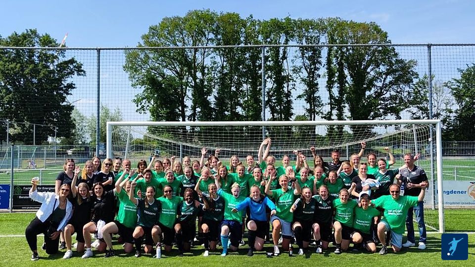 Die Damen von Grün-Weiß Lankern feiern gemeinsam, denn die erste Mannschaft ist Landesliga-Meister geworden, die Zweite feiert den Aufstieg in die Landesliga. Foto: GW Lankern