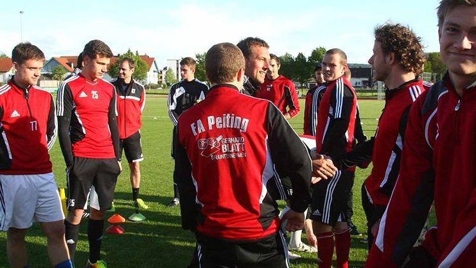 Der FCA-Trainerstab trainiert die FA Peiting: Bild