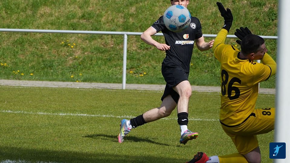 Torschuss zum 2:0 durch Erik Himmes