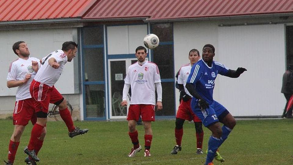 Die SpVgg Feldmoching (blau) gewann beim SV Sulzem