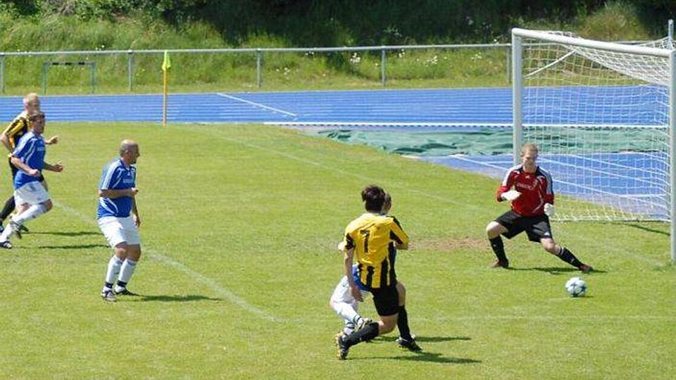 Hier hatte die SpVgg Glück, dass dieser Schuss von