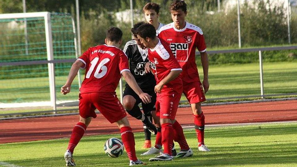 Der FC Sonthofen (rot) gewann gegen die SpVgg Land