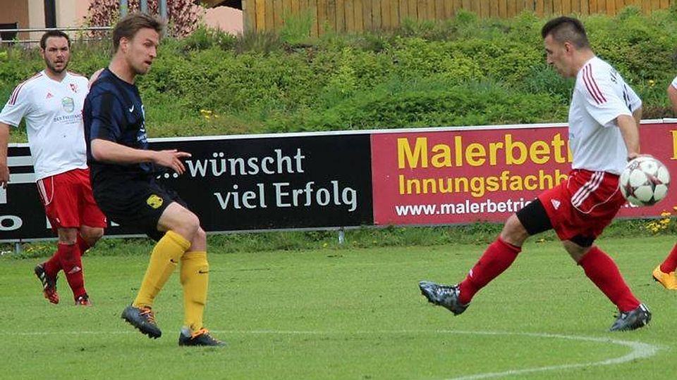 Der SV Sulzemoos (weiß) verlor beim FC Moosinning