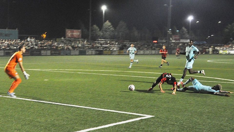 … zu Fall gebracht. Ein Penaltypfiff blieb aus.