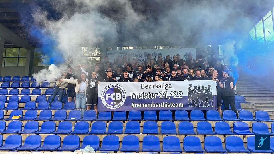 Der FC Büderich feiert die Bezirksliga-Meisterschaft und den Aufstieg in die Landesliga. Foto: FCB