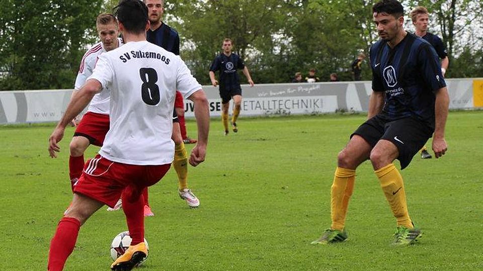 Der SV Sulzemoos (weiß) verlor beim FC Moosinning