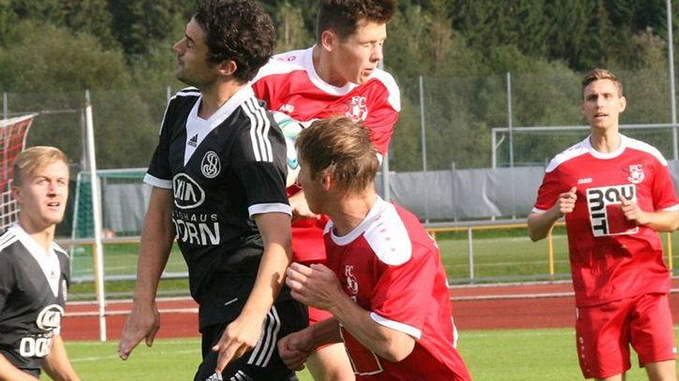 Der FC Sonthofen (rot) gewann gegen die SpVgg Land