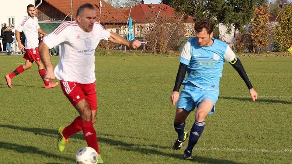 Der SV Sulzemoos (weiß) gewann sein Heimspiel gege