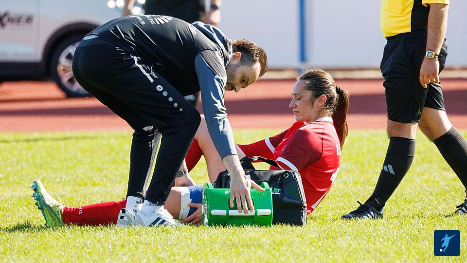 Andreas Denndörfer behandelt die verletzte Marusha Knarr (r.).