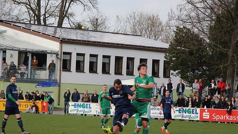 Der TSV Jetzendorf (grün) hat sich durch den 1:0-S