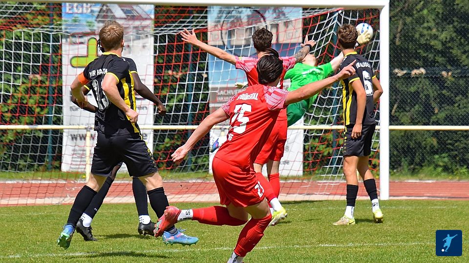 Zu früh gejubelt. Hausens Keeper, Marvin Mettenberger, lenkt den Ball mit den Fingerspitzen an den Pfosten
