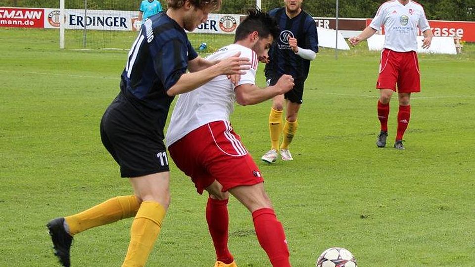 Der SV Sulzemoos (weiß) verlor beim FC Moosinning