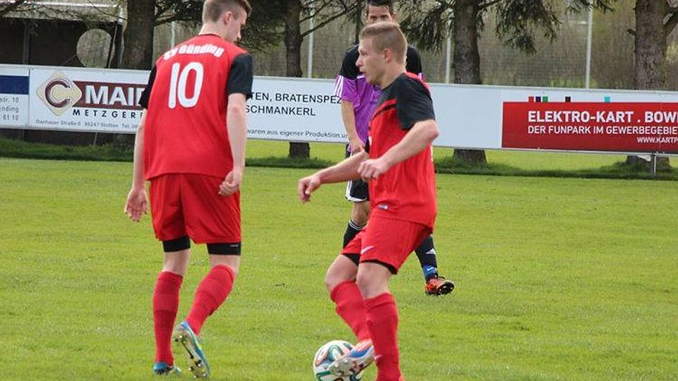Der SV Günding (rot) gewann sein Heimspiel gegen d