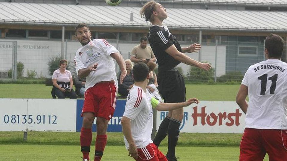 Der SV Sulzemoos (weiß) musste im Heimspiel gegen