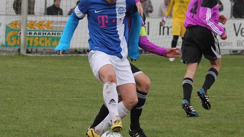 Der TSV Arnbach gewann gegen die AEG Dachau (blau)