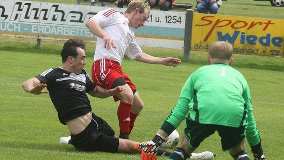 Der SV Sulzemoos (weiß) musste im Heimspiel gegen
