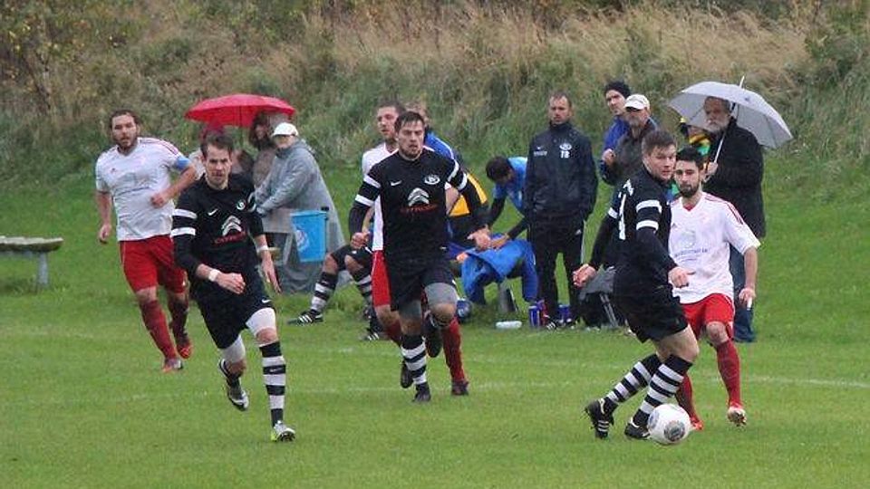 Der SV Sulzemoos (weiß) setzte sich im Heimspiel g