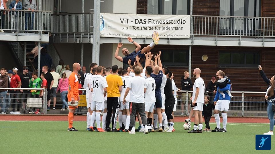 Union Velbert hält nachträglich die Bezirksliga. Fotos: Marcel Eichholz