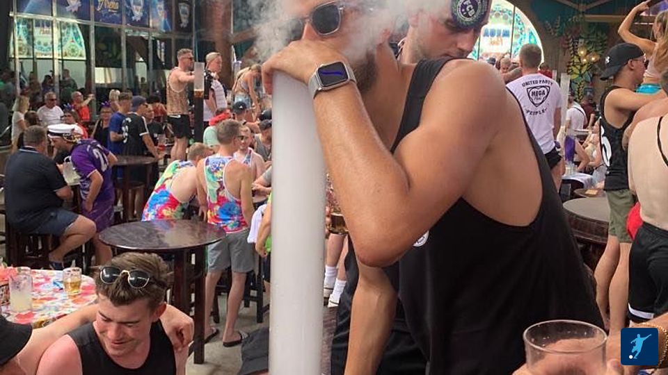 Der FC Büderich feiert den Landesliga-Aufstieg und Kreispokalsieg Düsseldorf auf Malle! Fotos: privat/Gombarek