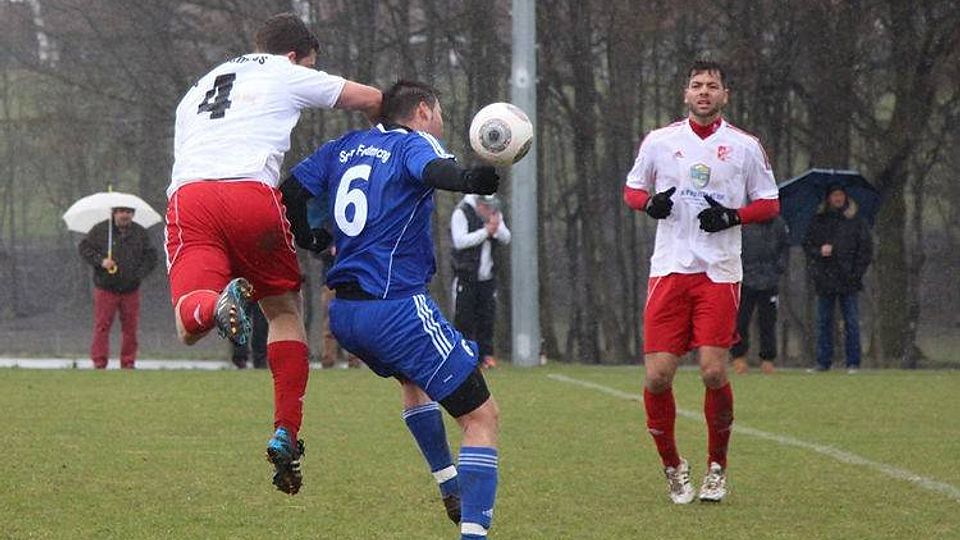 Die SpVgg Feldmoching (blau) gewann beim SV Sulzem