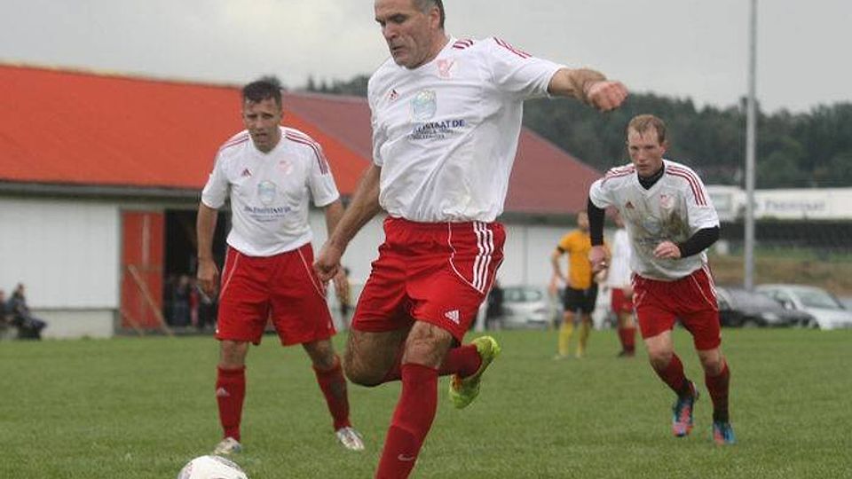 Der SV Sulzemoos (weiß) kam im Heimspiel gegen den