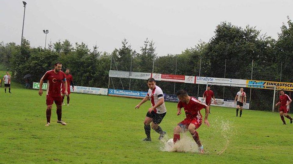 Der SV Sulzemoos (rot) gewann sein Heimspiel gegen