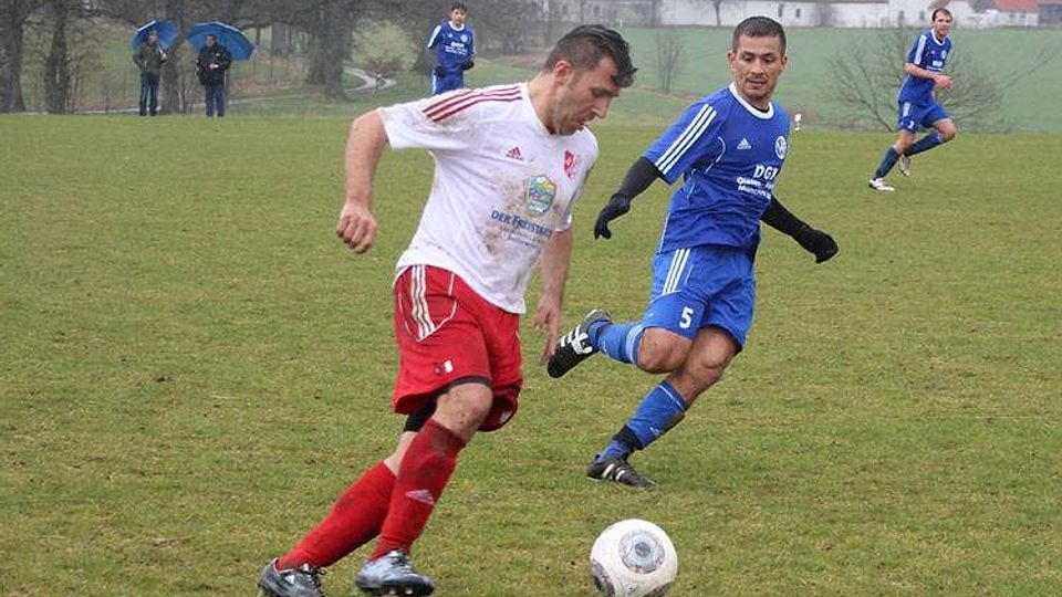 Die SpVgg Feldmoching (blau) gewann beim SV Sulzem