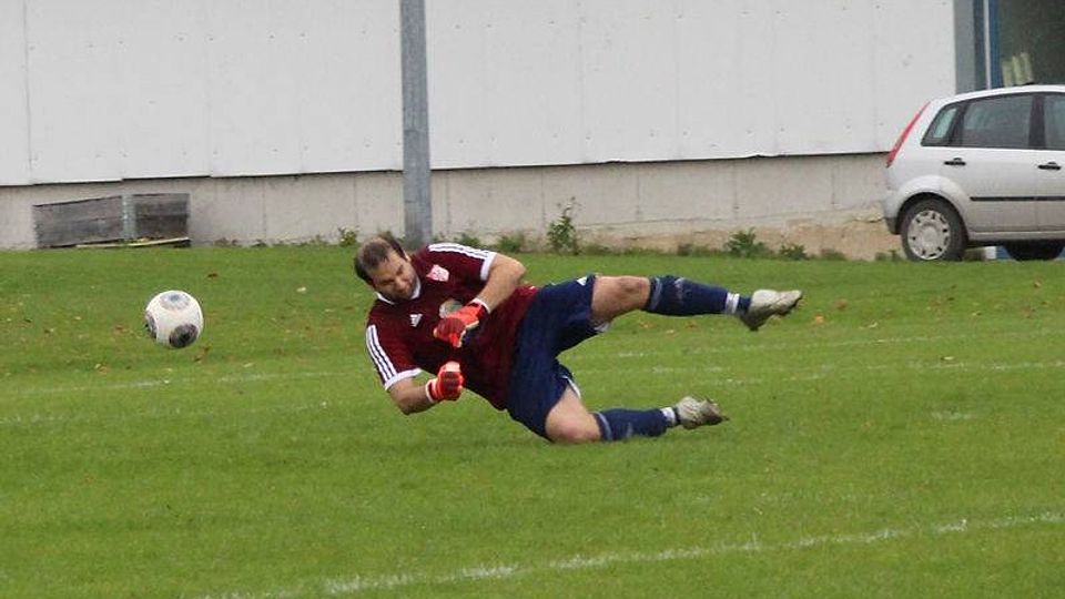 Der SV Sulzemoos (weiß) setzte sich im Heimspiel g