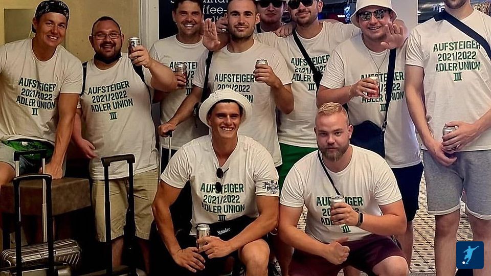 Die DJK Adler Union Frintrop feiert mit ihrer ersten und dritten Mannschaft die Aufstiege in die Landesliga und Kreisliga B. Fotos: Verein