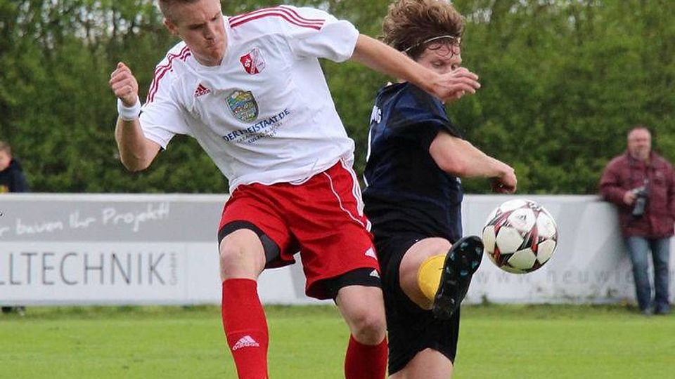 Der SV Sulzemoos (weiß) verlor beim FC Moosinning