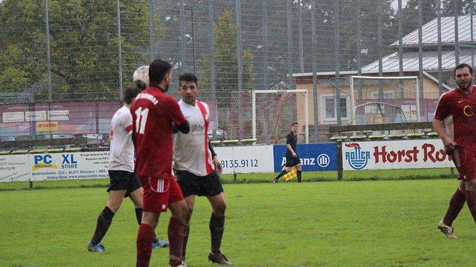 Der SV Sulzemoos (rot) gewann sein Heimspiel gegen