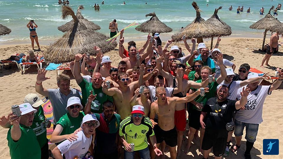 Die DJK Adler Union Frintrop feiert mit ihrer ersten und dritten Mannschaft die Aufstiege in die Landesliga und Kreisliga B. Fotos: Verein