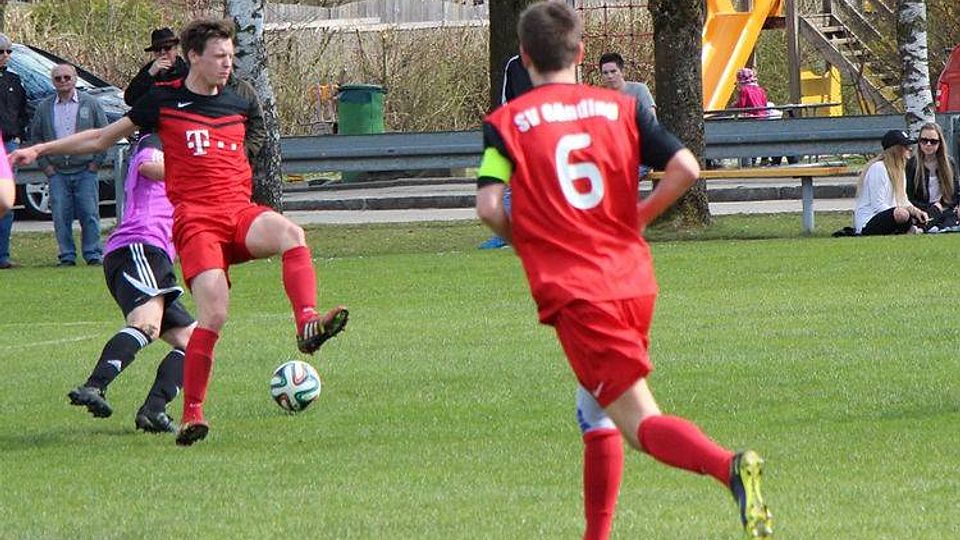 Der SV Günding (rot) gewann sein Heimspiel gegen d