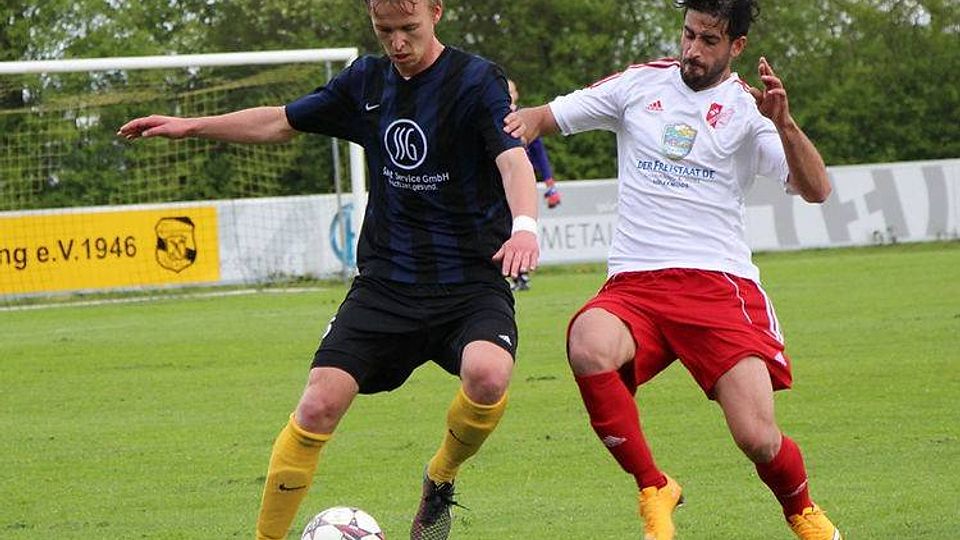 Der SV Sulzemoos (weiß) verlor beim FC Moosinning