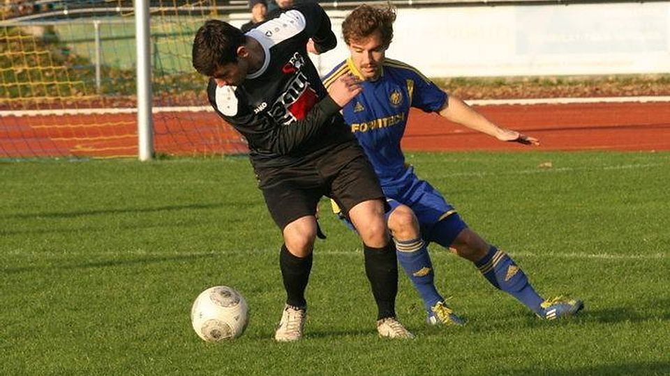 Der 1. FC Sonthofen (schwarz) gewann sein Auswärts