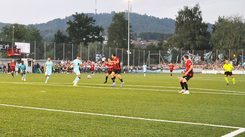 Der Ball springt einem Zürcher an die Hand …