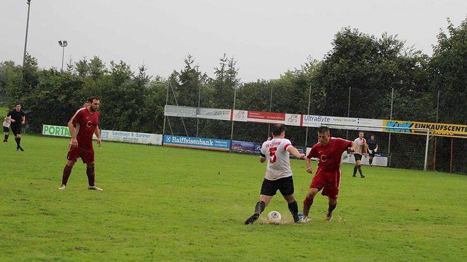 Der SV Sulzemoos (rot) gewann sein Heimspiel gegen