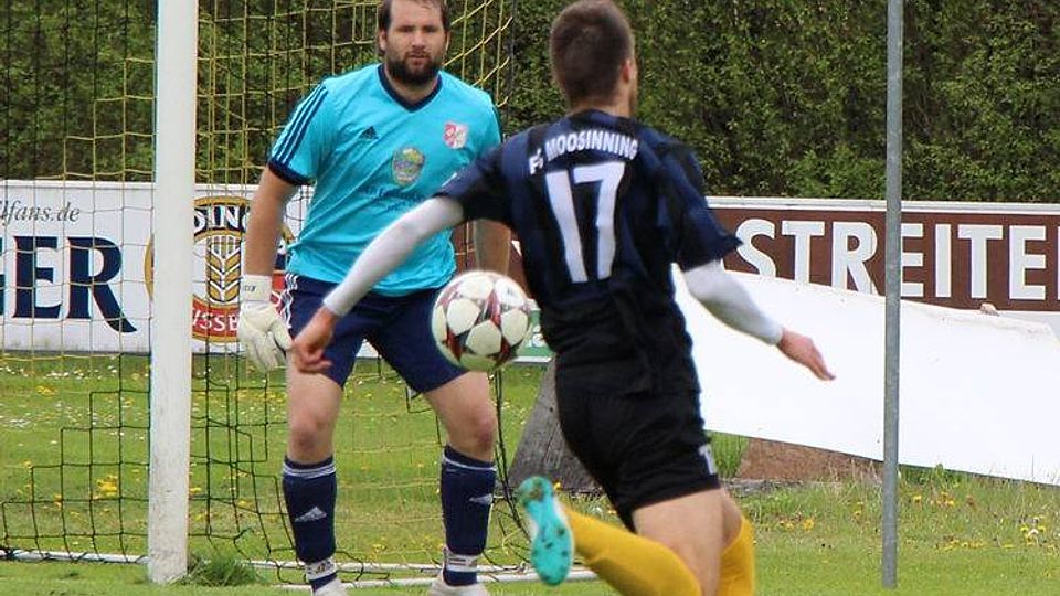 Der SV Sulzemoos (weiß) verlor beim FC Moosinning