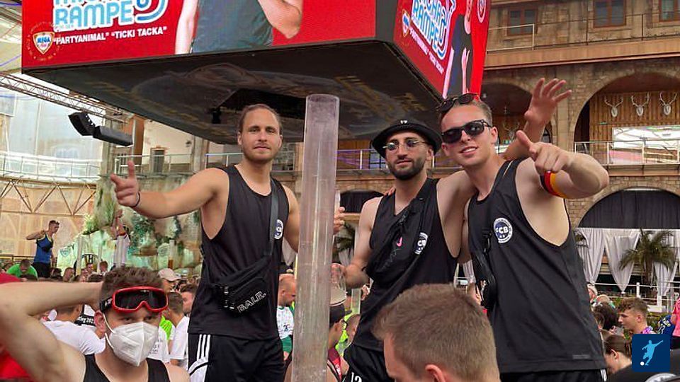 Der FC Büderich feiert den Landesliga-Aufstieg und Kreispokalsieg Düsseldorf auf Malle! Fotos: privat/Gombarek