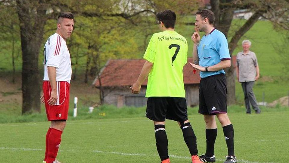 Der SV Sulzemoos (weiß) gewann das Derby gegen die