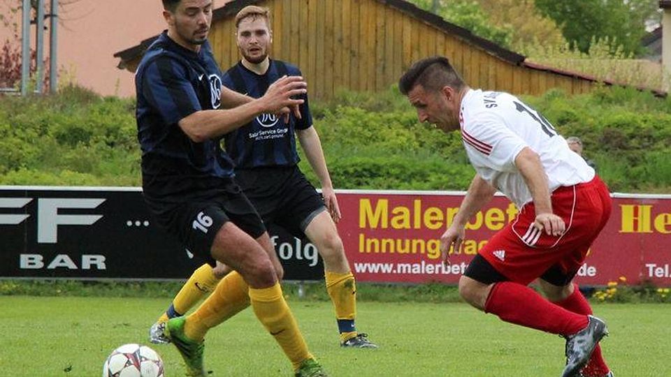 Der SV Sulzemoos (weiß) verlor beim FC Moosinning