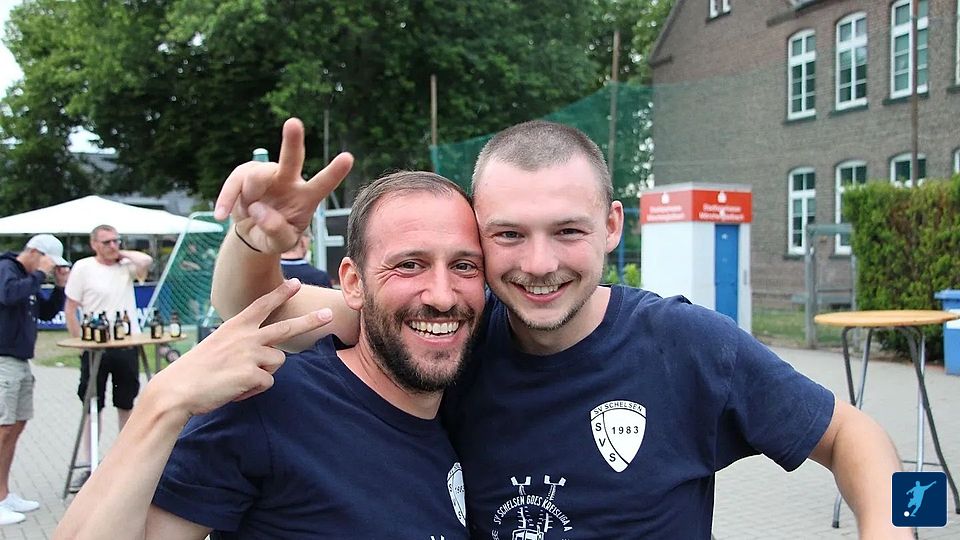 Der SV Schelsen feiert den Aufstieg in die Kreisliga A. Fotos: Sascha Köppen